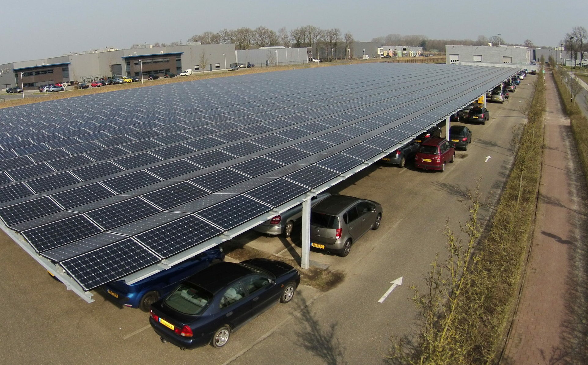 Grote carport voor zonne-energie